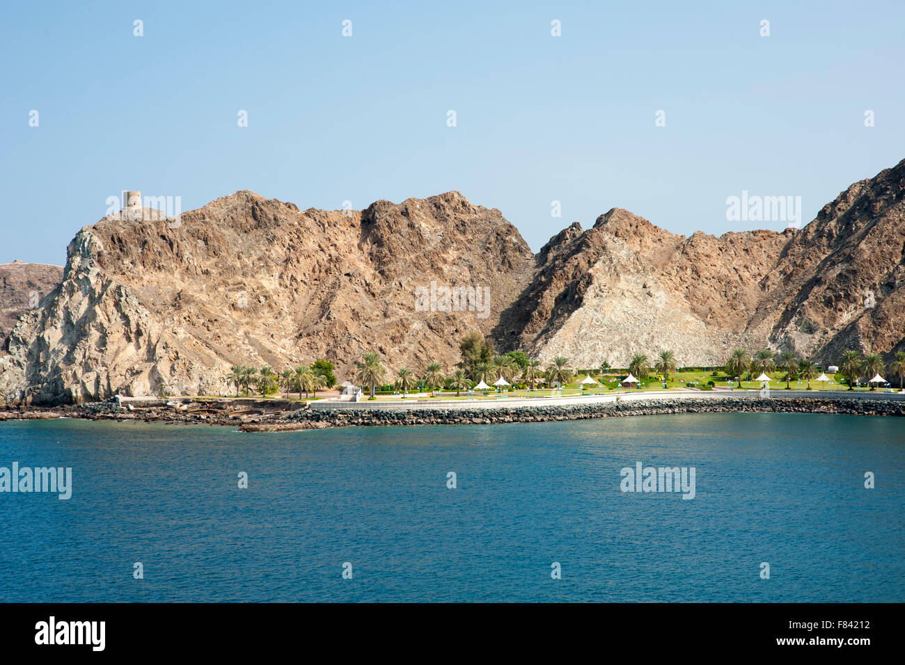 Parkanlage an der Küste in der Nähe von Mutrah in Muscat, der Hauptstadt des Sultanats Oman. Stockfoto
