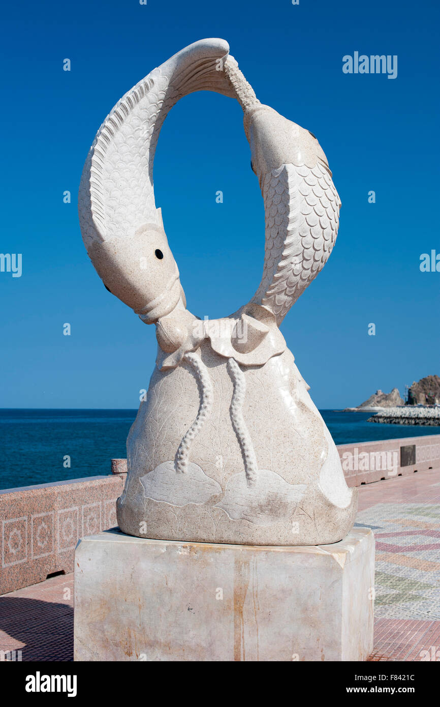 Fisch-Skulptur an der Promenade von Mutrah in Muscat, der Hauptstadt des Sultanats Oman. Stockfoto