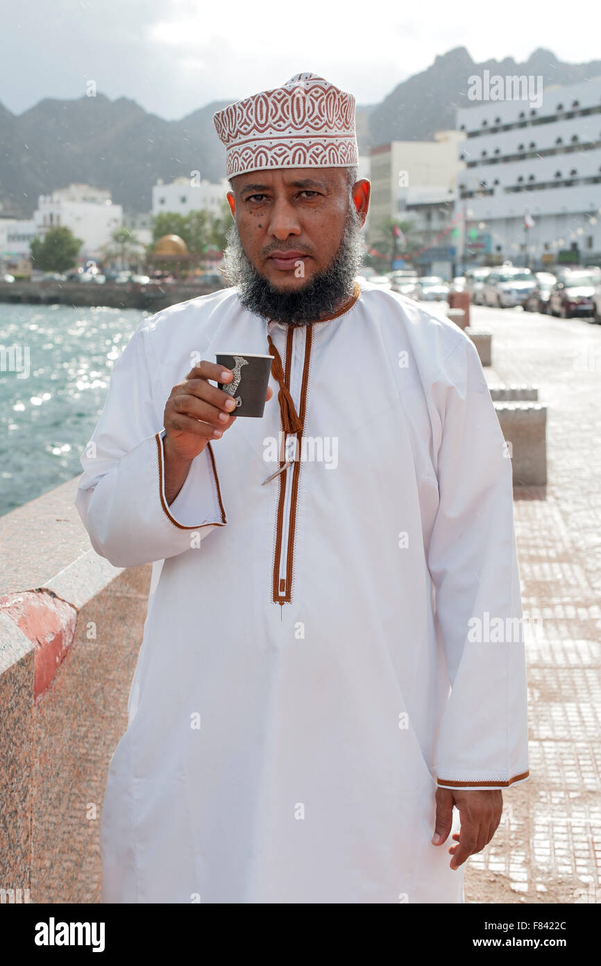 Omanische Mann in traditioneller Kleidung auf der Promenade Mutrah in Muscat, der Hauptstadt des Sultanats Oman. Stockfoto