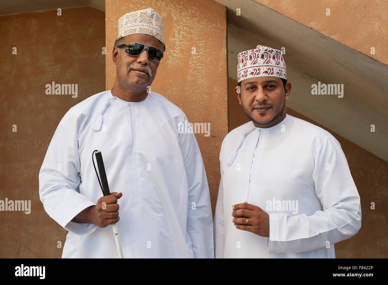 Zwei omanischen Männer stehen außerhalb des Mutrah Souks in Muscat, der Hauptstadt des Sultanats Oman. Stockfoto