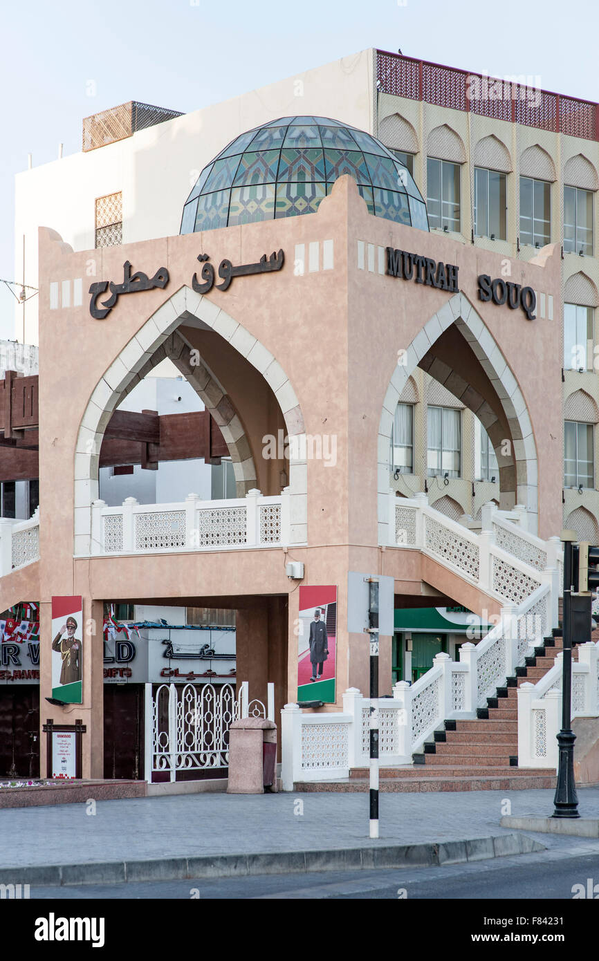 Eingang zum Mutrah Souk in Muscat, der Hauptstadt des Sultanats Oman. Stockfoto