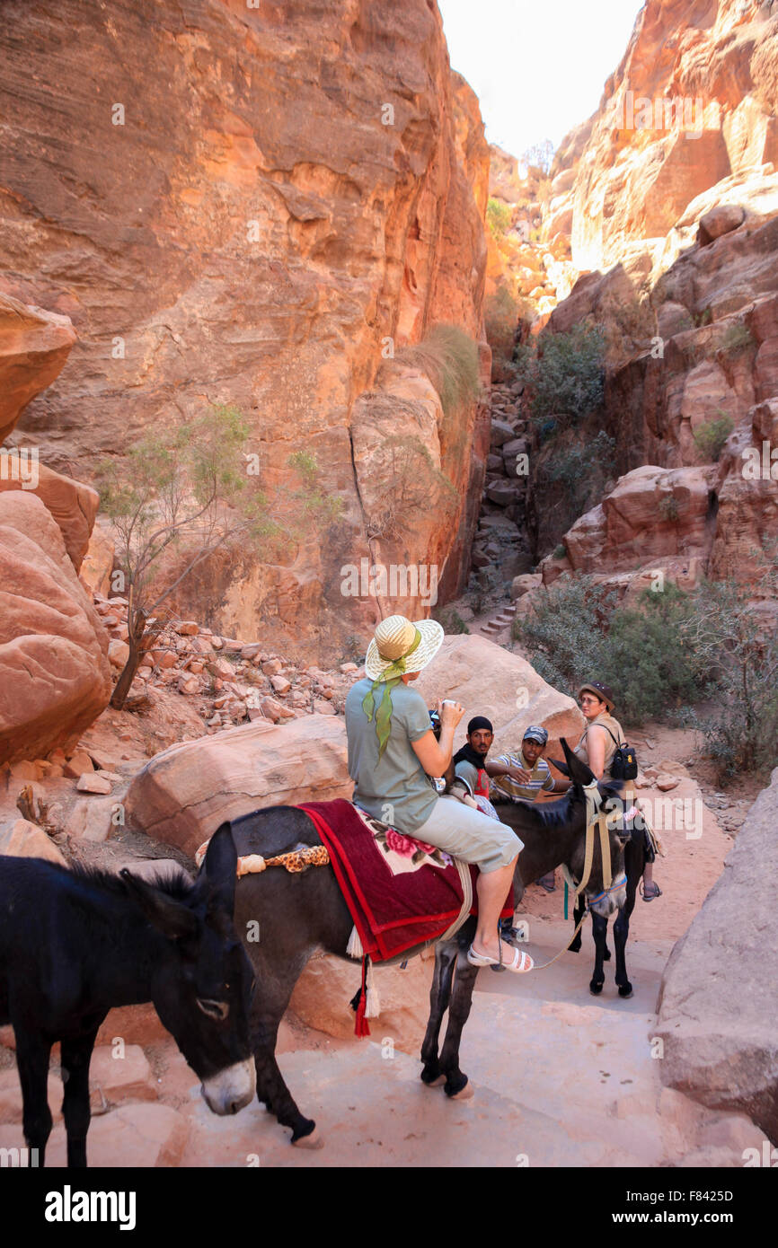 Touristen, die Reiten auf Eseln in Petra, Jordanien Stockfoto