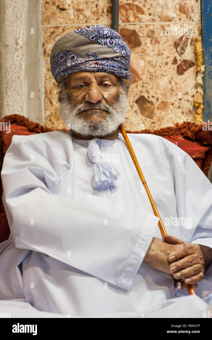 Omanische Mann sitzt vor seinem Geschäft in Mutrah Souk in Muscat, der Hauptstadt des Sultanats Oman. Stockfoto
