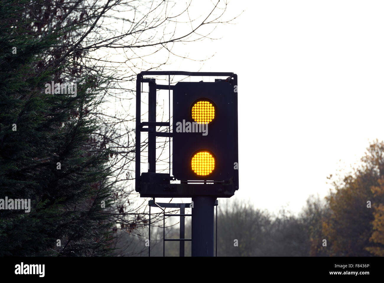 Eisenbahn-Signal am doppelt Gelb, Lapworth, Warwickshire, UK Stockfoto