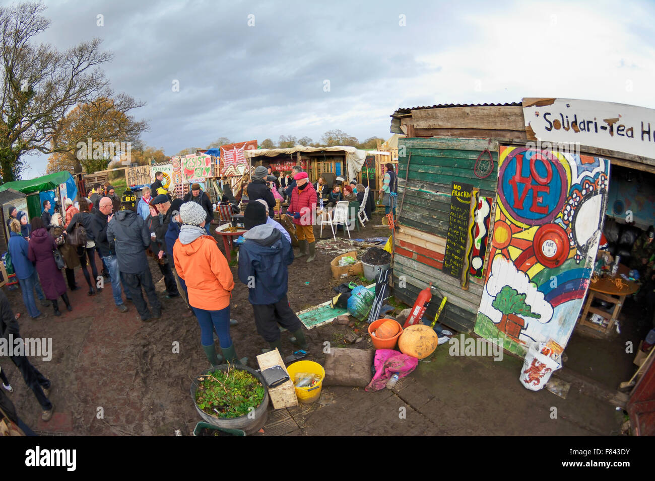 Upton, Cheshire, UK. 5. Dezember 2015. Schutz-Camp Upton Bewohner sperren sich am Standort Dutton Lane. Diese Gruppe protestiert die Explorationsbohrungen Fracking Unternehmens IGas. Dame Vivienne Westwood aufgedreht um ihre Unterstützung zu zeigen. Bildnachweis: Dave Ellison/Alamy Live-Nachrichten Stockfoto