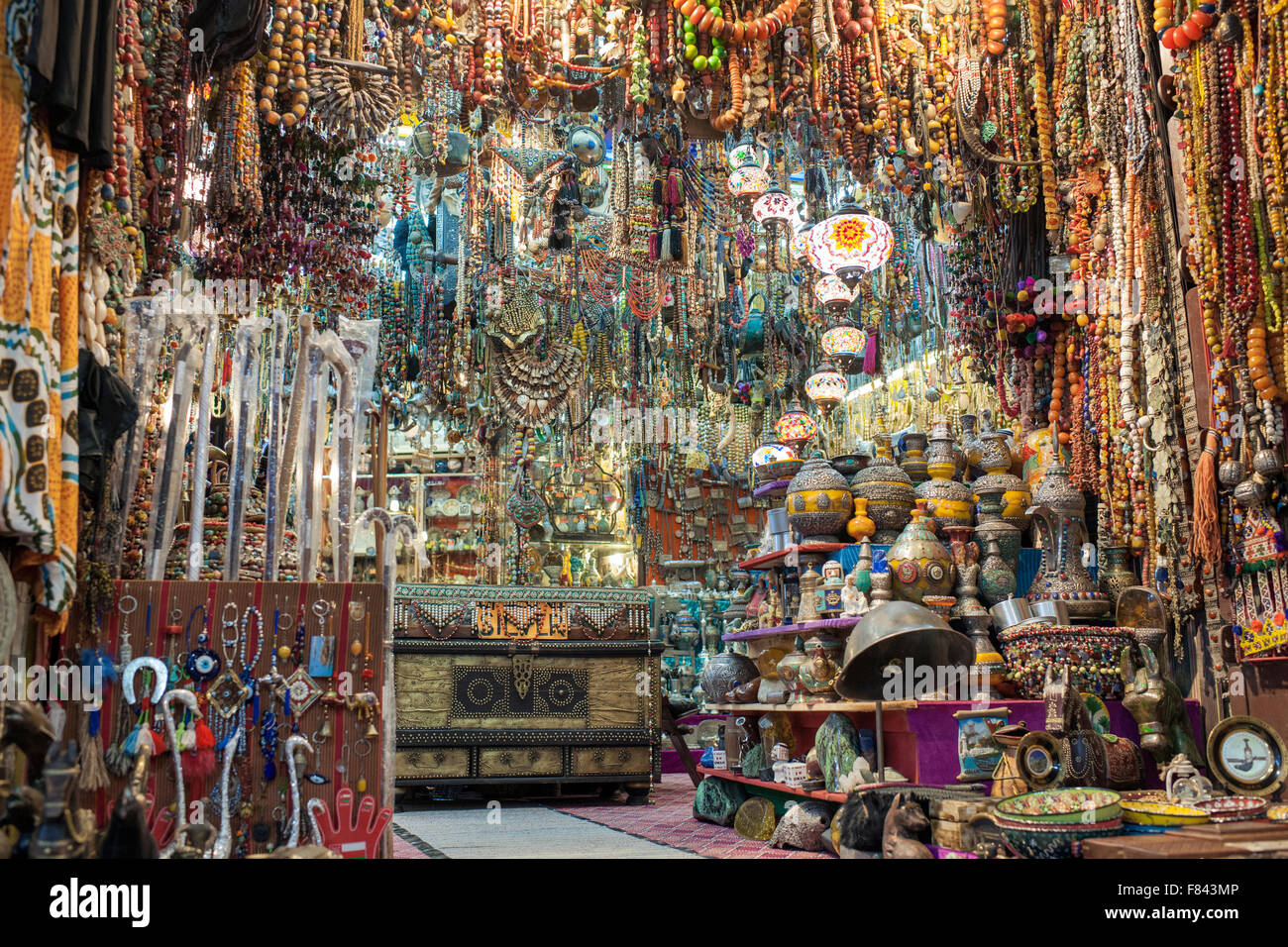 Kuriositäten in Mutrah Souk in Muscat, der Hauptstadt des Sultanats Oman zu verkaufen. Stockfoto