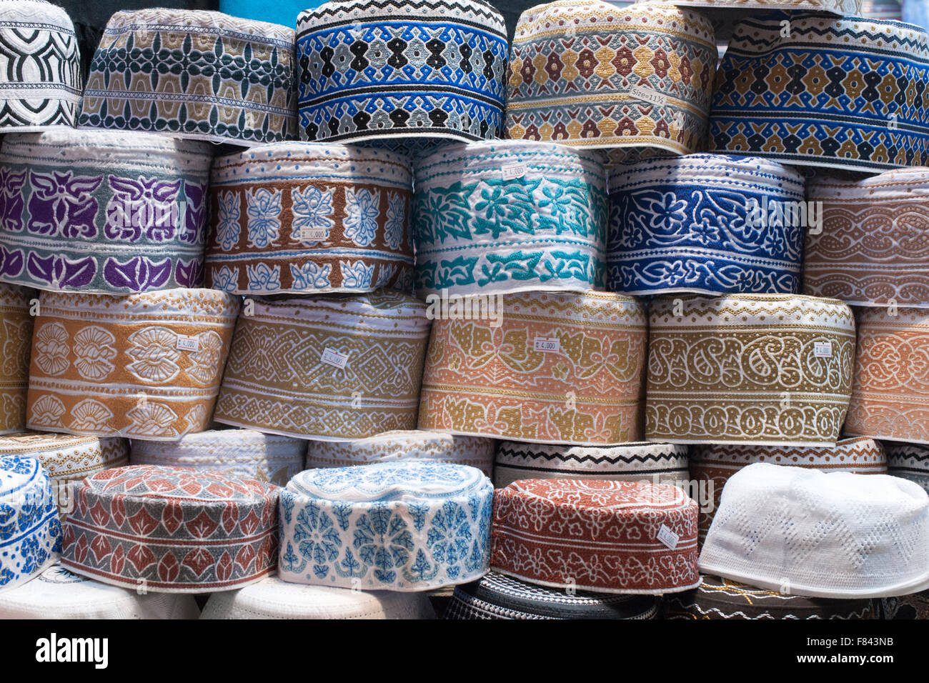 Omanische Trachtenhüte namens Kuma zu verkaufen in Mutrah Souk in Muscat, der Hauptstadt des Sultanats Oman. Stockfoto