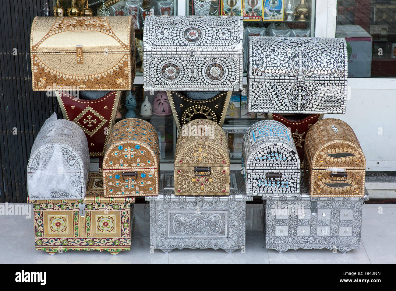 Reich verzierte Truhen für Verkauf in Mutrah Souk in Muscat, der Hauptstadt des Sultanats Oman. Stockfoto
