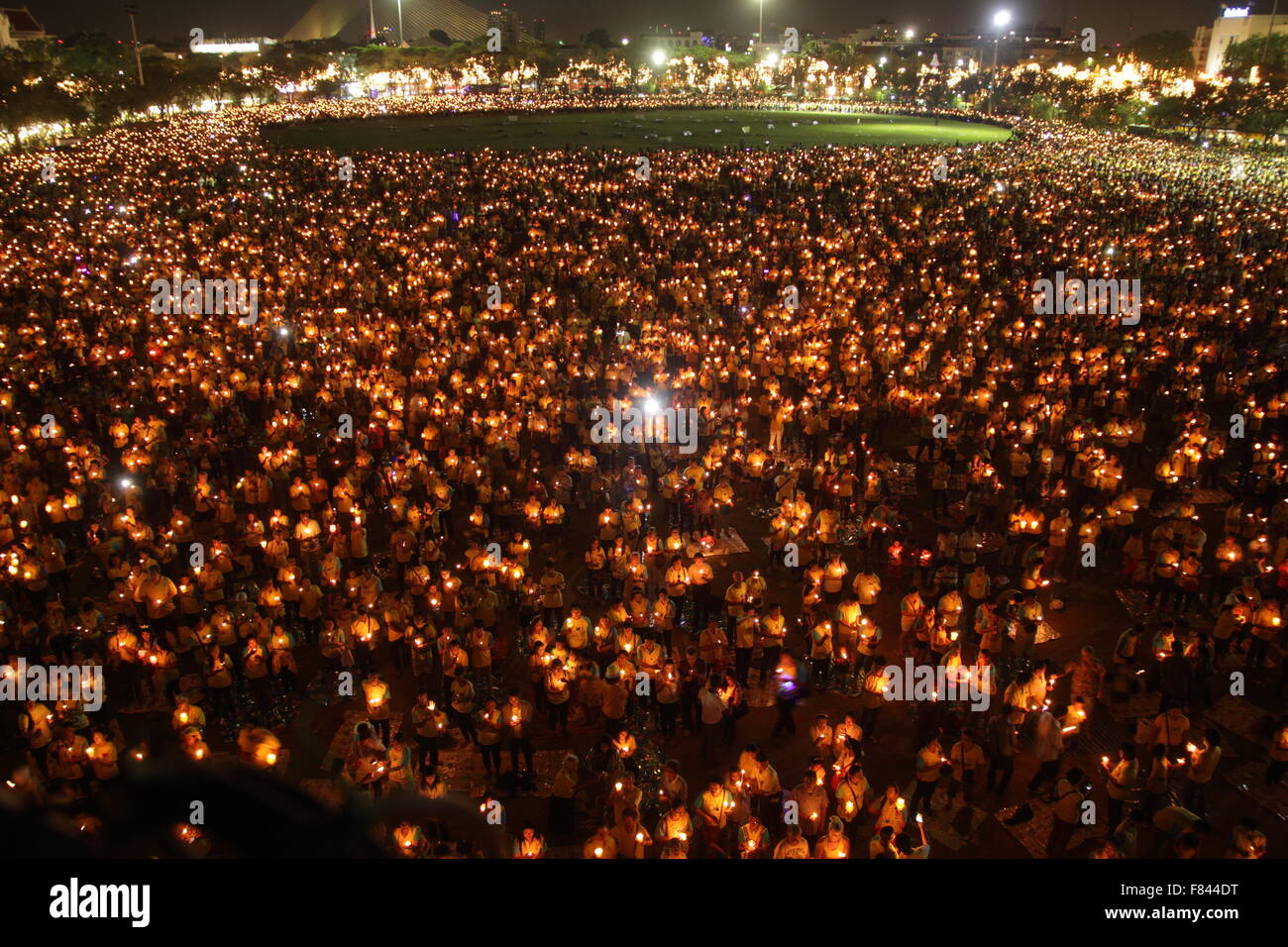 Bangkok, Thailand. 5. Dezember 2015. Menschen halten Kerzen während der Feierlichkeiten für Thailands König Bhumibol Adulyadej auf seinem 88. Geburtstag. Thailand König Bhumibol 88th Geburtstag feiern. Thais in der Land-Verschleiß eingehüllt in gelb und Wohnungen, Büros und Straßen waren geschmückt mit Bild des Königs zu seinem 88. Geburtstag feiern. Bildnachweis: John Vincent/Alamy Live-Nachrichten Stockfoto