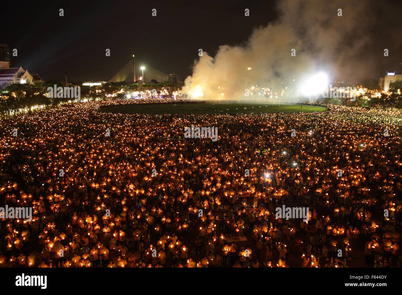 Bangkok, Thailand. 5. Dezember 2015. Menschen halten Kerzen während der Feierlichkeiten für Thailands König Bhumibol Adulyadej auf seinem 88. Geburtstag. Thailand König Bhumibol 88th Geburtstag feiern. Thais in der Land-Verschleiß eingehüllt in gelb und Wohnungen, Büros und Straßen waren geschmückt mit Bild des Königs zu seinem 88. Geburtstag feiern. Bildnachweis: John Vincent/Alamy Live-Nachrichten Stockfoto