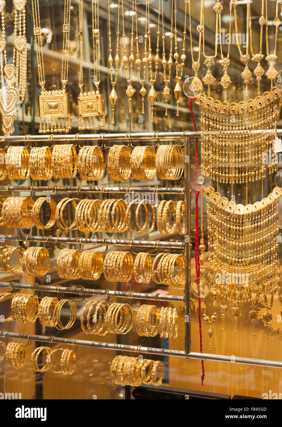 Gold Schmuck zum Verkauf in Mutrah Souk in Muscat, der Hauptstadt des Sultanats Oman. Stockfoto