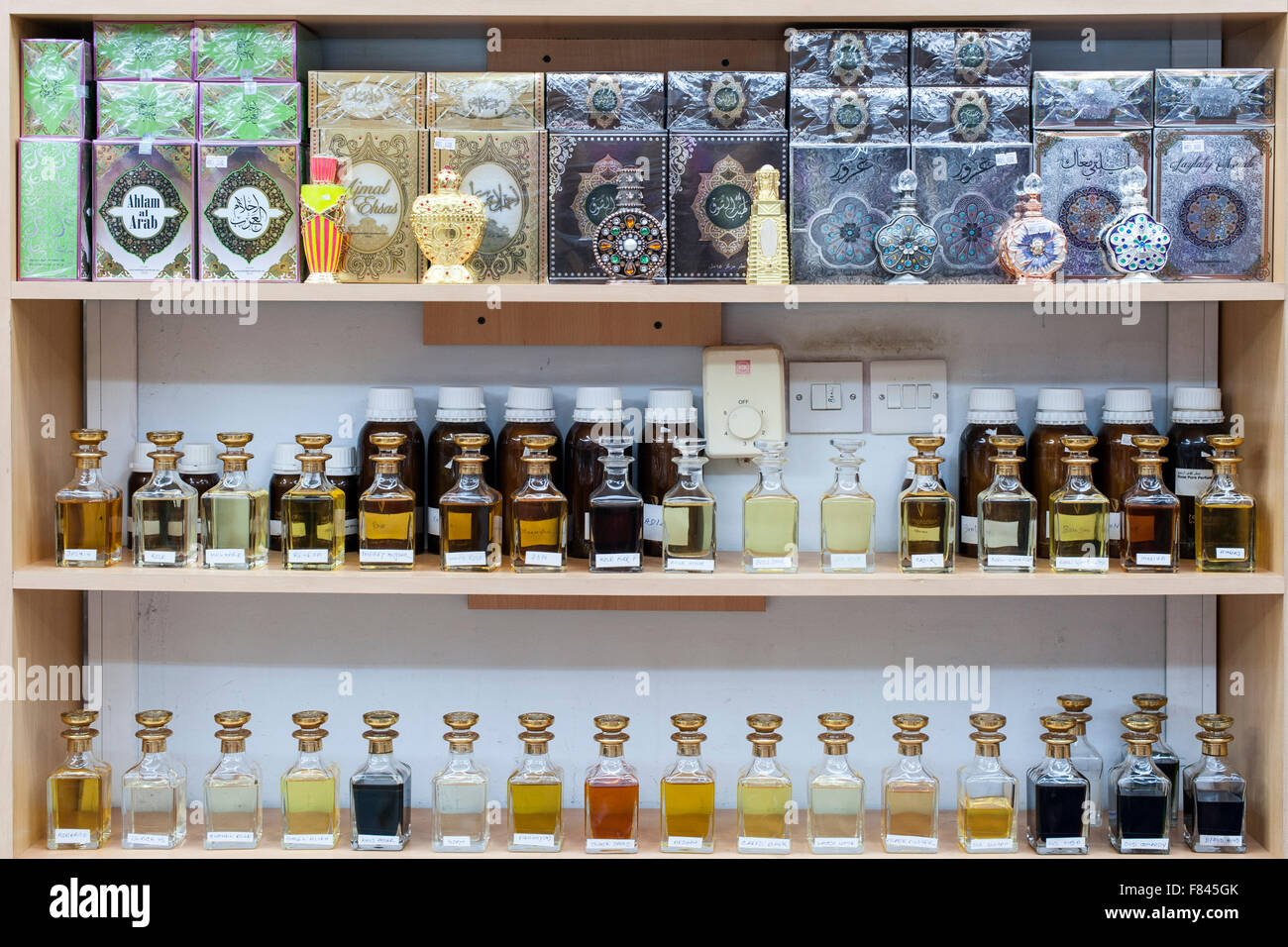 Parfüm für den Verkauf in Mutrah Souk in Muscat, der Hauptstadt des Sultanats Oman. Stockfoto
