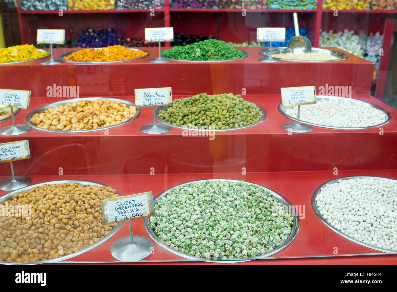 Verschiedene Lebensmittel, die für Verkauf in Mutrah Souk in Muscat, der Hauptstadt des Sultanats Oman. Stockfoto
