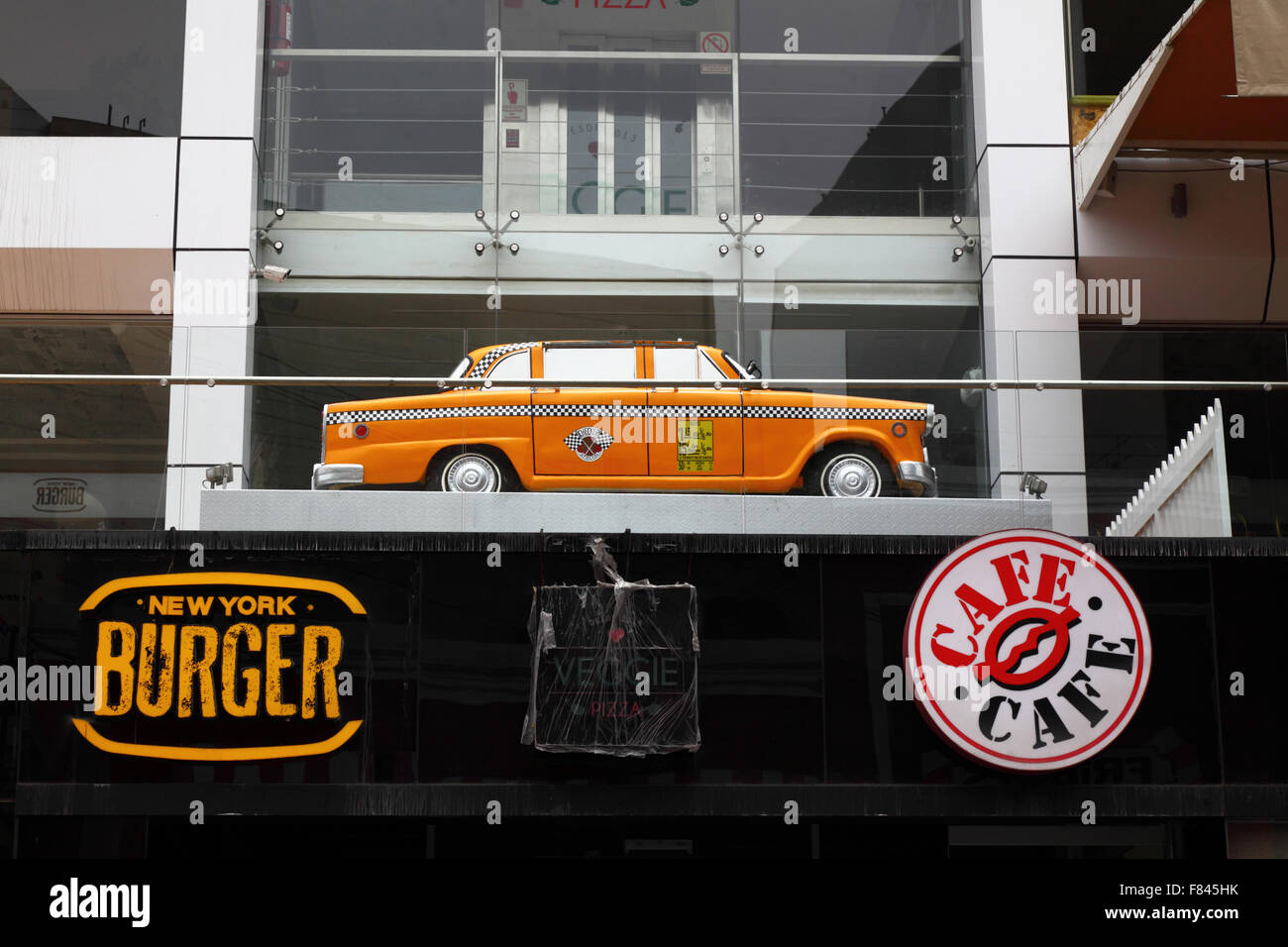 Amerikanische Oldtimer und Café / Restaurant Schilder auf modernen Shopping-Mall, Miraflores, Lima, Peru Stockfoto