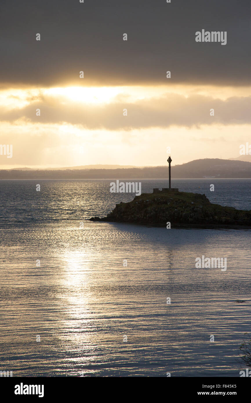 Die Sonne bricht durch die Wolken über Downing Punkt Dalgety Bay Fife Schottland. Stockfoto
