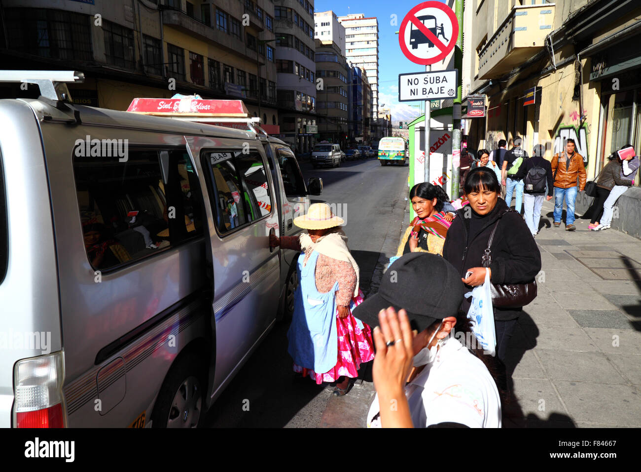 Leute, die auf dem kleinen Bus neben einem Schild verbietet es, La Paz, Bolivien Stockfoto