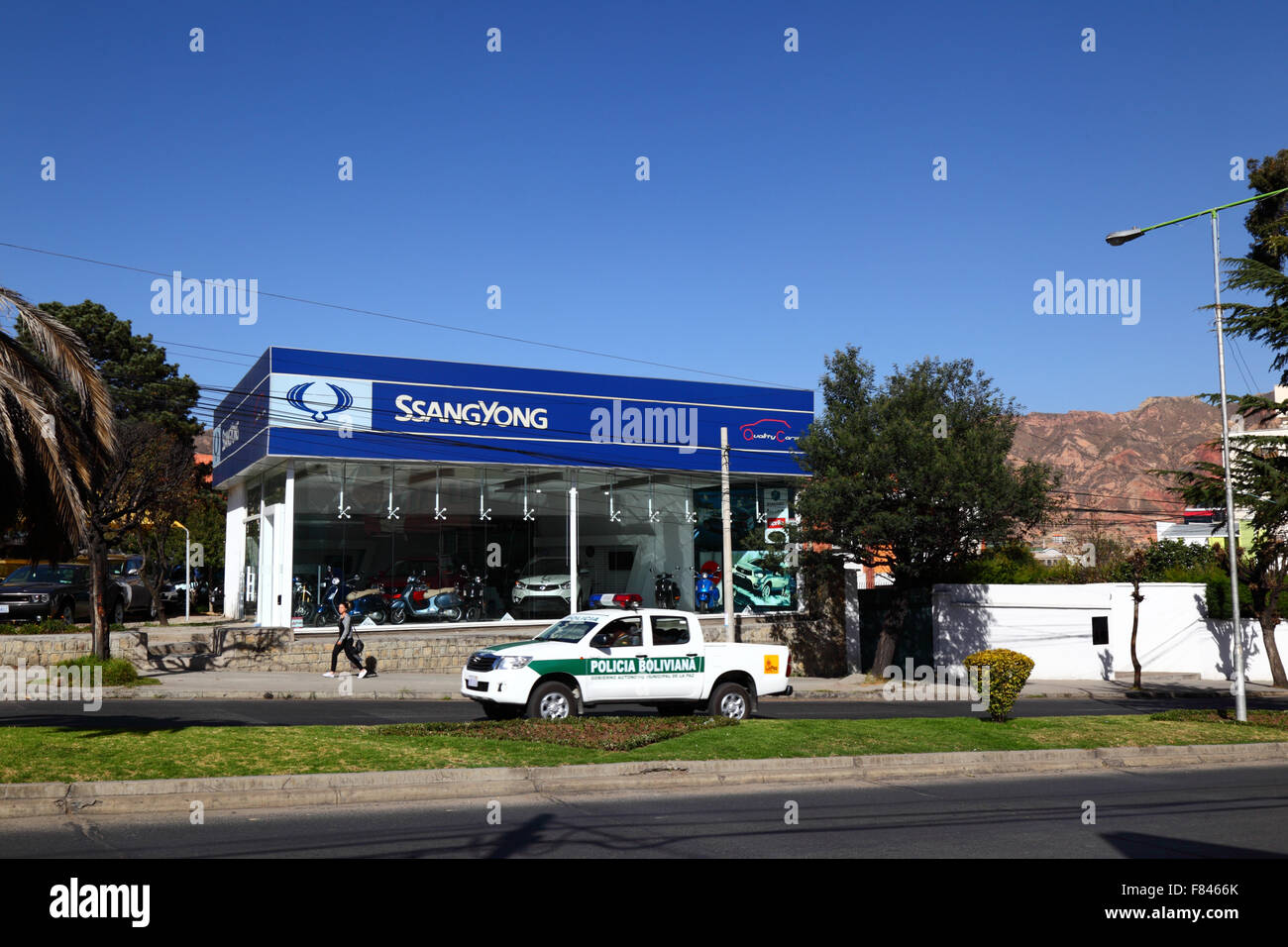 Polizei-Pickup-Truck fahren vorbei an neuen Autos Ssangyong Showroom, Calacoto, Zona Sur, La Paz, Bolivien Stockfoto