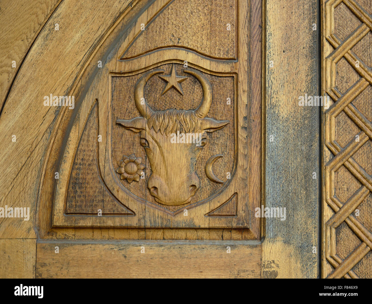 Moldauischen Wappen als Relief in Holztür. Auros, Blume, Mond und Sterne Stockfoto