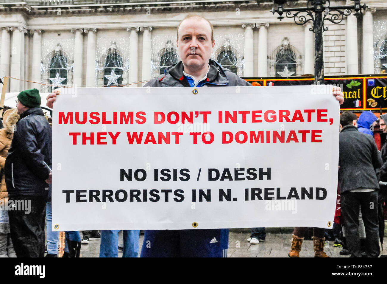 Belfast, Nordirland. 5. Dezember 2015 - ein Mann hält ein Banner-Sprichwort "Muslime nicht integrieren, wollen sie zu dominieren. Keine ISIS/DAESH Terroristen in Nordirland "als die protestantische Koalition halten einen Protest gegen islamische Flüchtlinge nach Nordirland kommen. Bildnachweis: Stephen Barnes/Alamy Live-Nachrichten Stockfoto