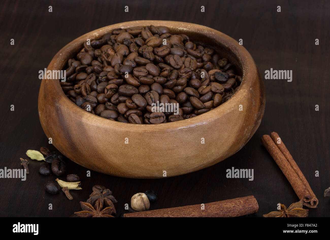 Geröstete Kaffeebohnen in die Schüssel mit Zimt Stockfotografie - Alamy