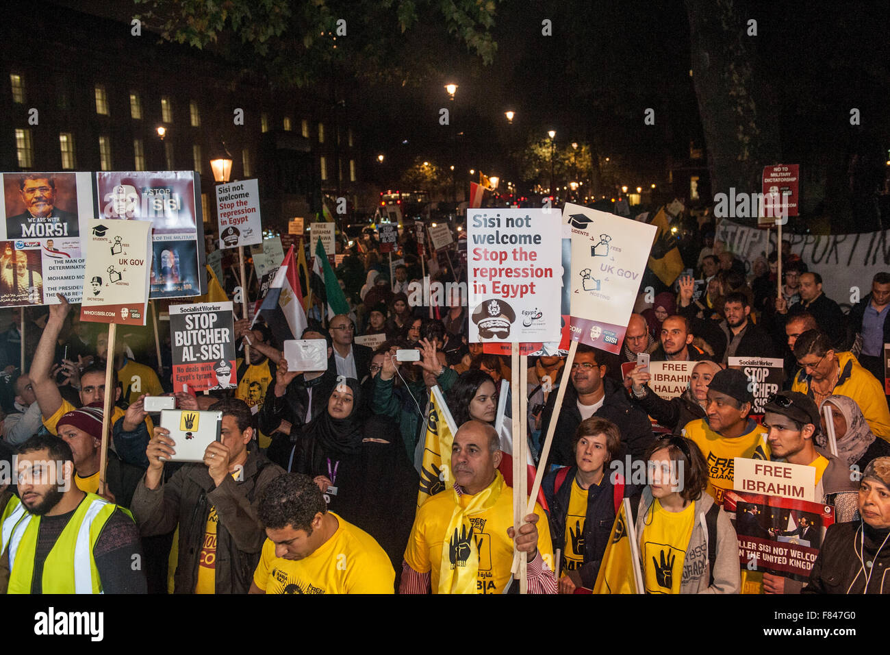 Hunderttausende Ägypter versammeln sich vor Downing Street zu protestieren gegen die Herrschaft von Präsident Abdel Fattah al-Sisi von Ägypten. Die Demonstranten behaupten, dass Sisi wird immer ein Diktator und sind verärgert über seinen bevorstehenden Staatsbesuch nach Großbritannien.  Mitwirkende: Wo anzeigen Stockfoto