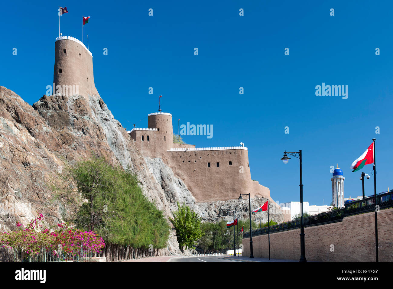 Al Mirani Fort und Minarett der Al Khor Mosque in alten Muscat, der Hauptstadt des Sultanats Oman. Stockfoto