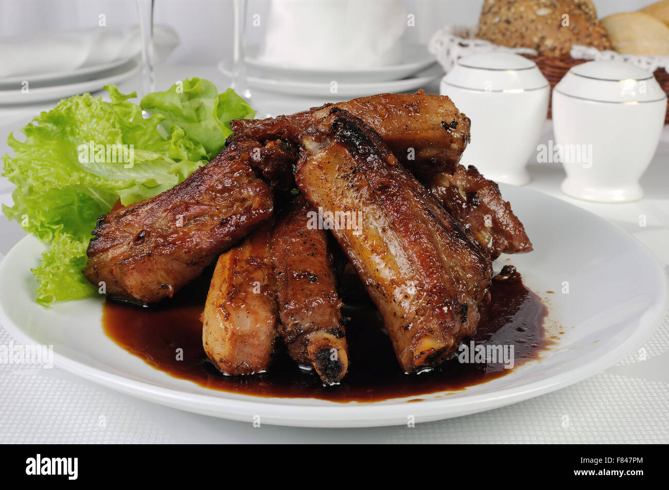 Schweinerippchen in Honig und Soja-Sauce mit Knoblauch Stockfoto