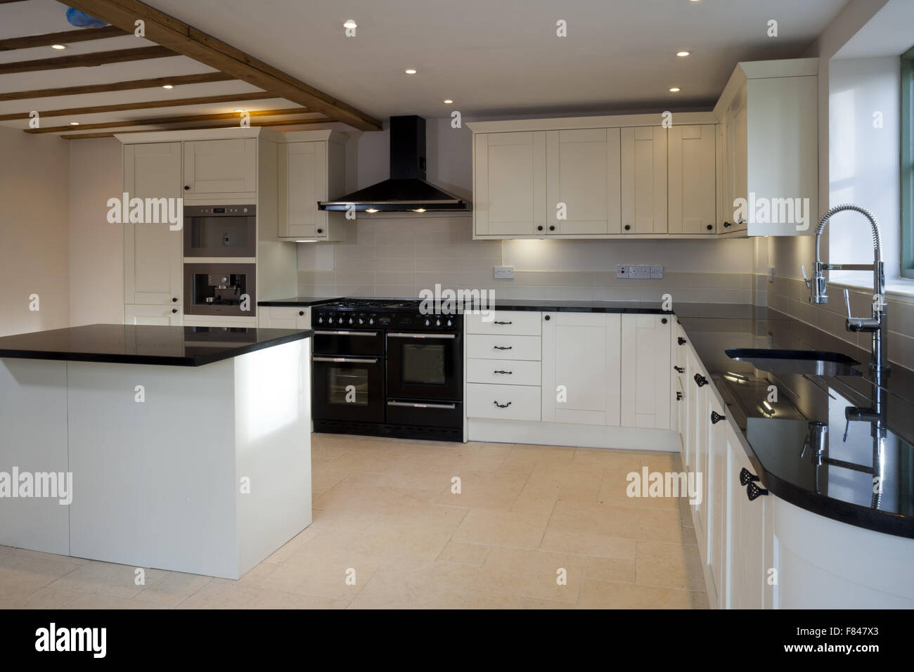 Bauträger zeigen Küche zu Hause. Stockfoto