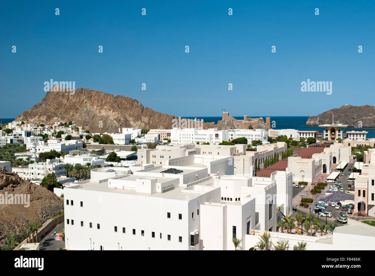 Blick auf Al Mirani Fort, Al Alam Palast und Regierungsgebäude in Old Muscat, der Hauptstadt des Sultanats Oman. Stockfoto
