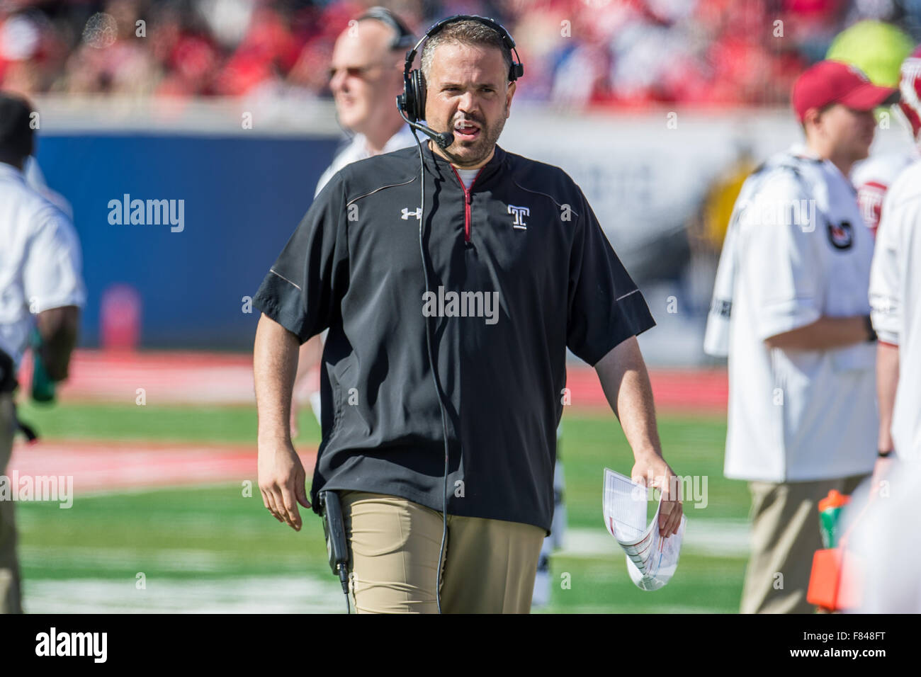 Houston, TX, USA. 5. Dezember 2015. Temple Owls Cheftrainer Matt Rhule im 2. Quartal des amerikanischen Athletic Conference Meisterschaft NCAA Football-Spiel zwischen den Tempel Eulen und die University of Houston Cougars im TDECU Stadion in Houston, Texas. Trask Smith/CSM/Alamy Live-Nachrichten Stockfoto