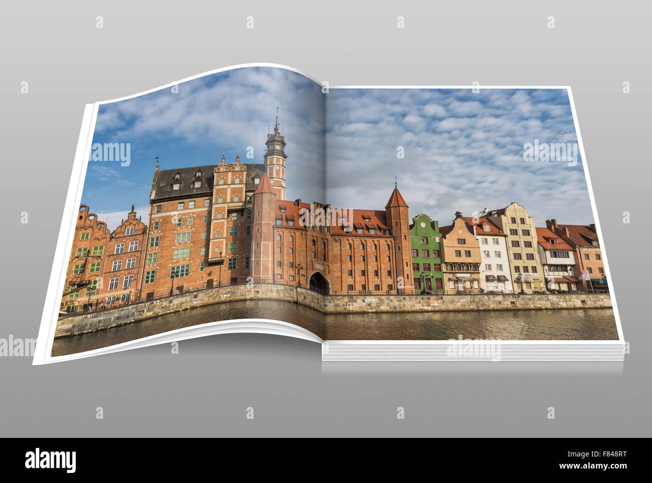 Blick auf die Mottlau zum Tor Brama Mariacka. Das Tor wurde im spätgotischen Stil, Danzig, Pommern, Polen, Europa gebaut. Stockfoto