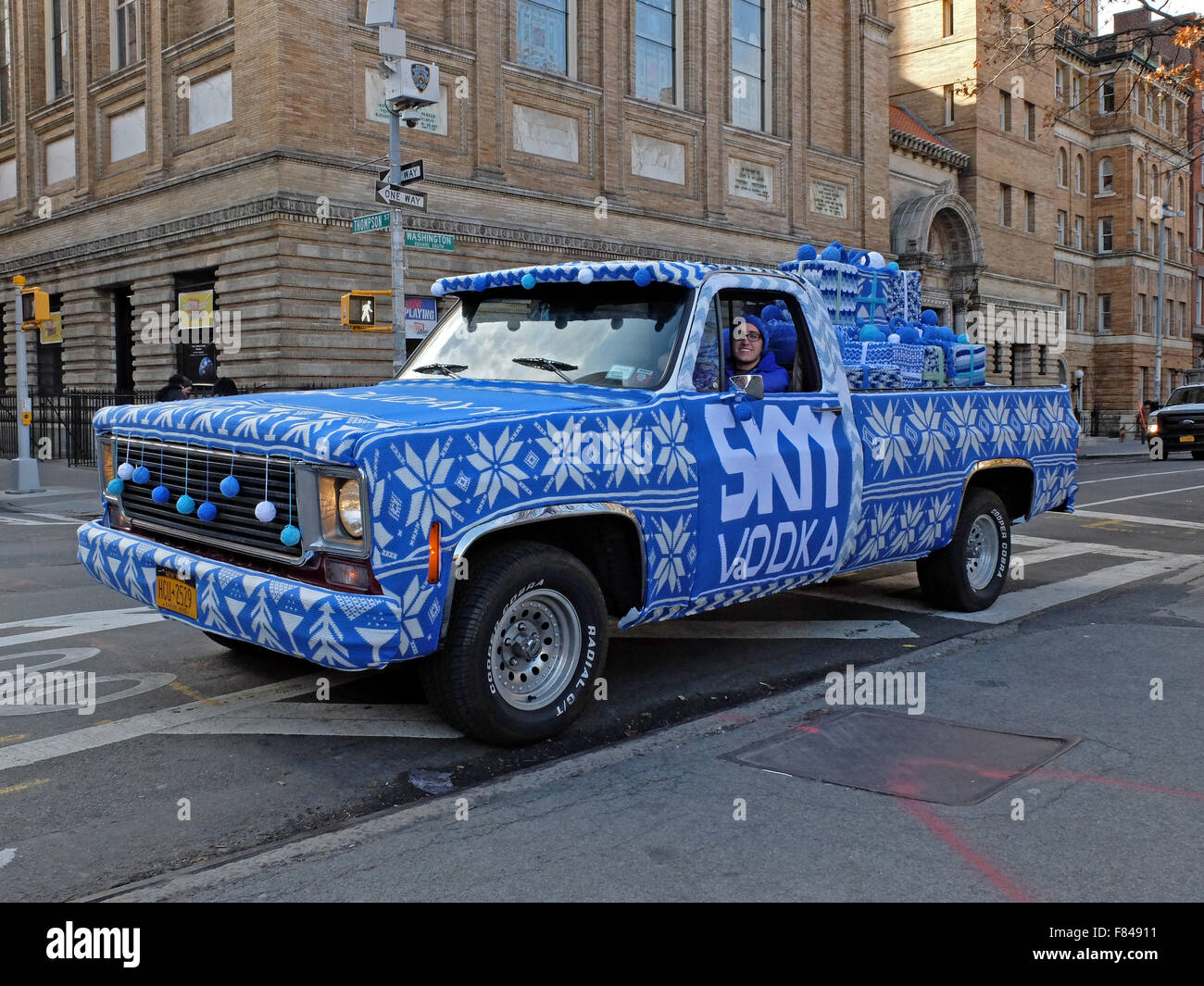 Ein Pickup mit einer gestrickten Hülle Werbung Sky Wodka in Greenwich Village in New York City in der Nähe von Washington Square Park. Stockfoto