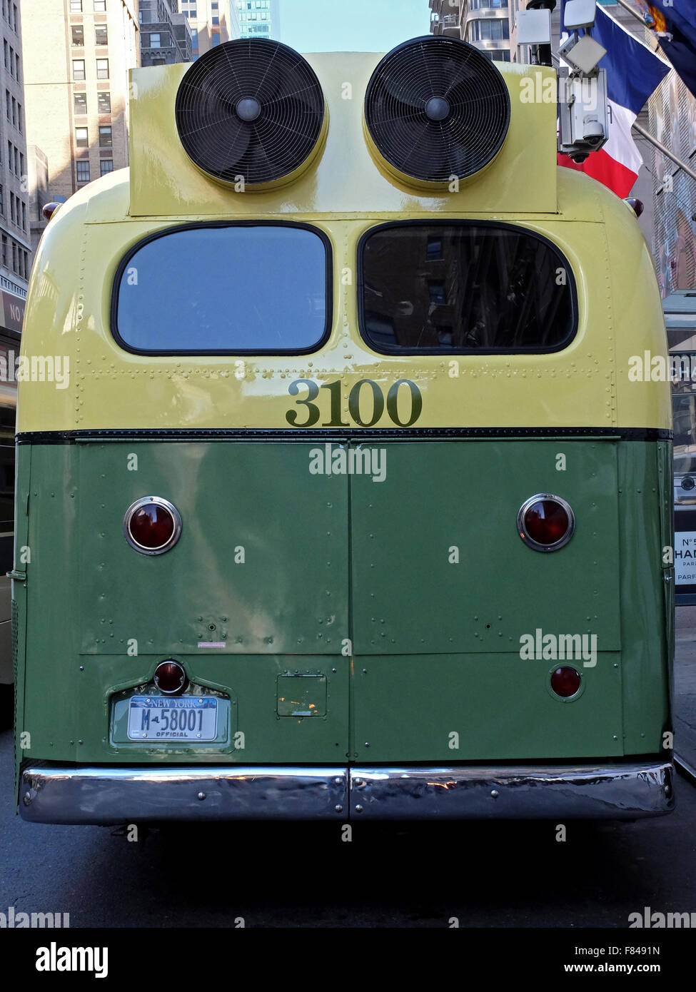 Nahaufnahme von der Rückseite des NYC 1956 Bus, den ersten klimatisierten Bus in Amerika. Am Herald Square in New York City Stockfoto
