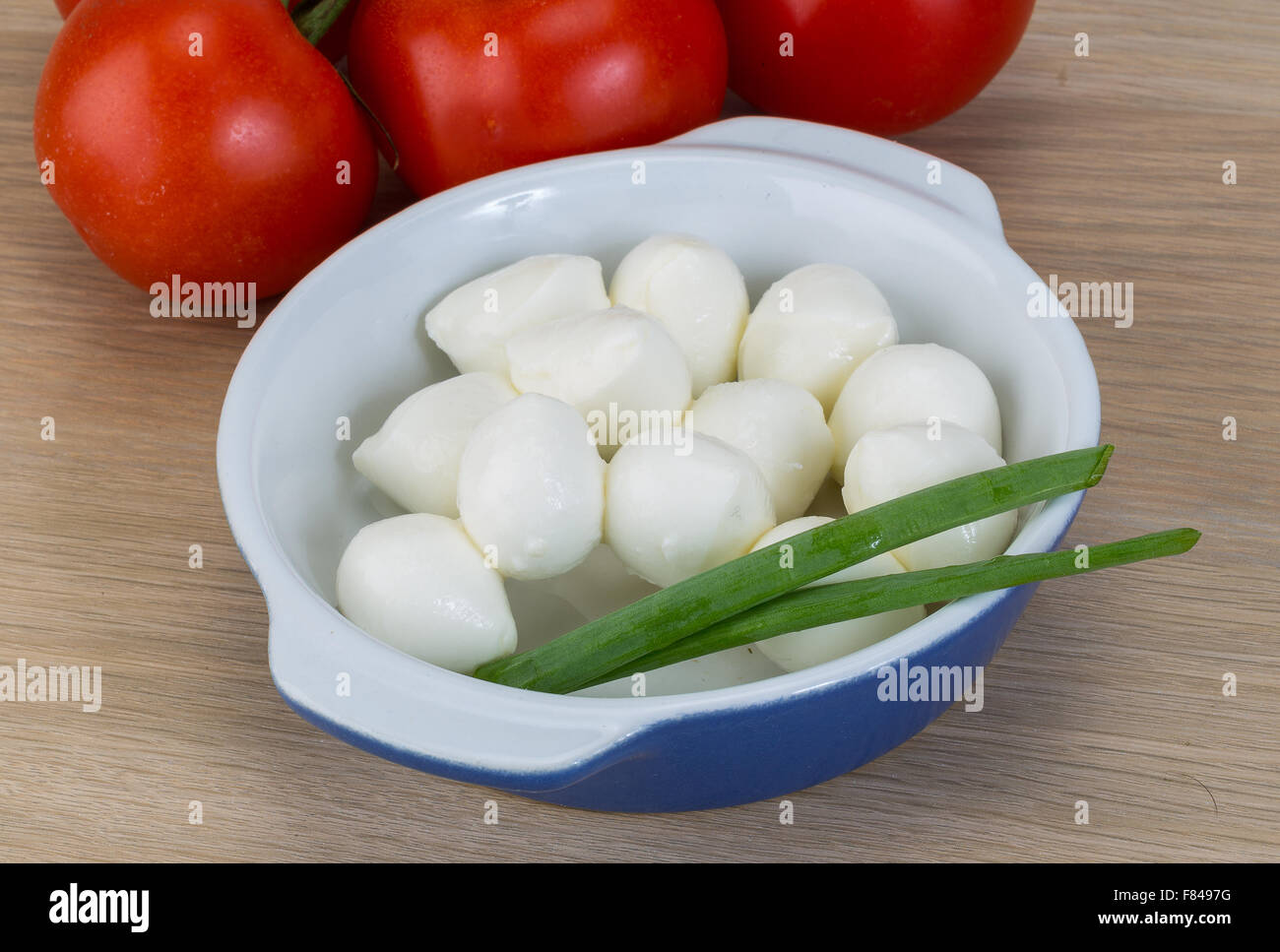 Mozzarellakugeln Käse mit Zwiebeln und Tomaten Stockfotografie - Alamy