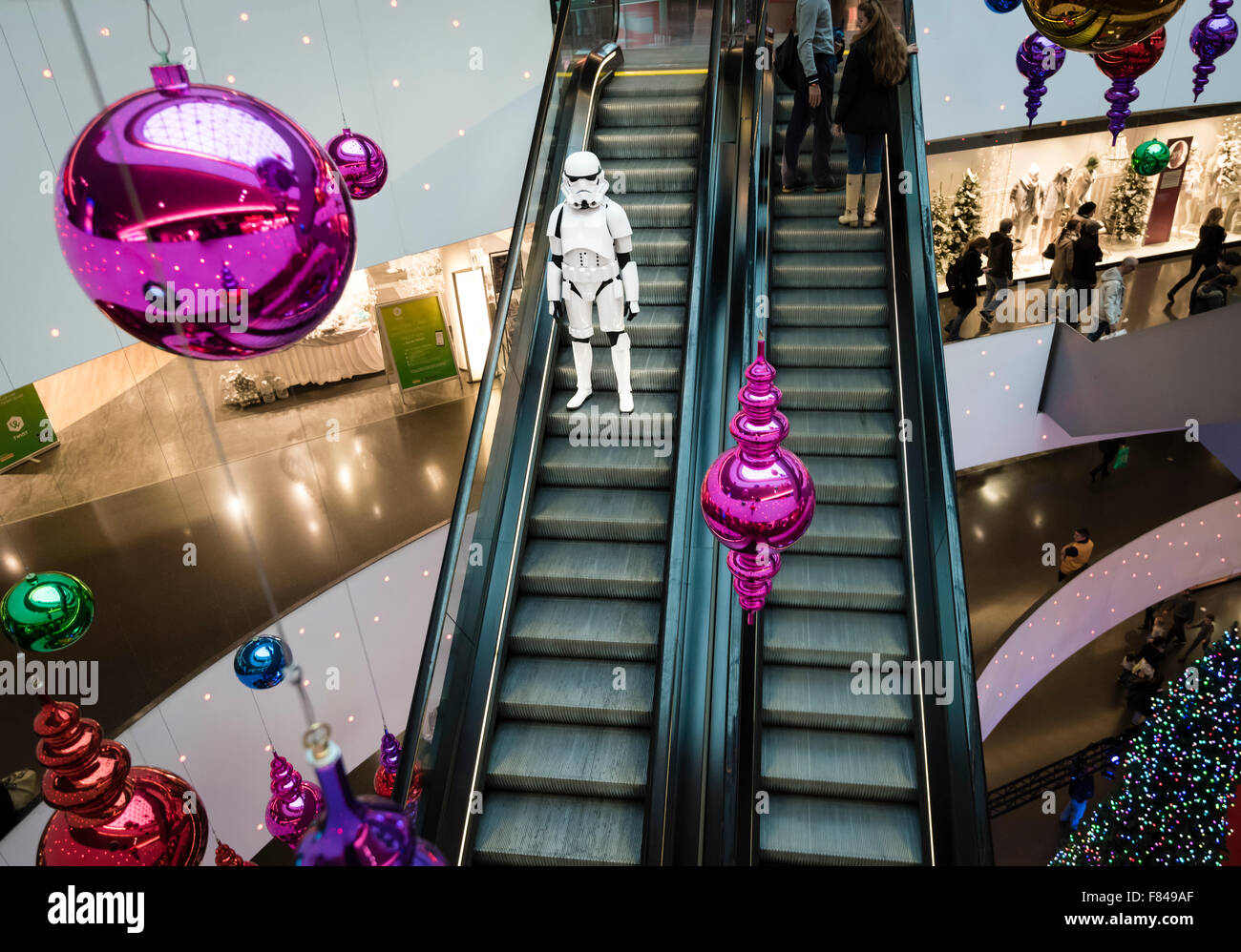 Zürich, Schweiz. 5. Dezember 2015. Während einer Promotion-Veranstaltung  für den neuen kommenden Star Wars-Film in einem Einkaufszentrum in Zürich  nimmt eine kostümierte Star Wars imperiale Sturmtruppen eine Auszeit auf  der Rolltreppe. Bildnachweis: