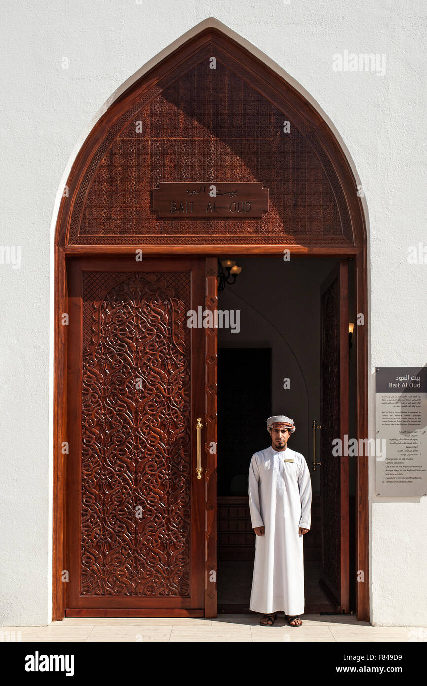 Omanische Mann steht in einem Hauseingang in der Bait Al Zubair Museum Komplex in Old Muscat in das Sultanat Oman. Stockfoto