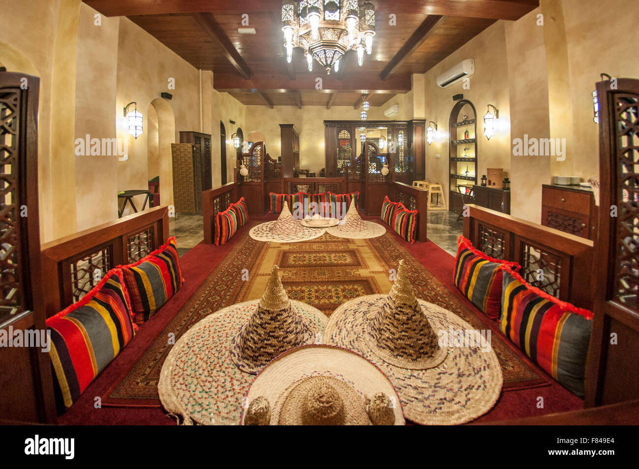 Interieur der Köder Al Luban Restaurant in Mutrah Bezirk von Muskat, der Hauptstadt des Sultanats Oman. Stockfoto