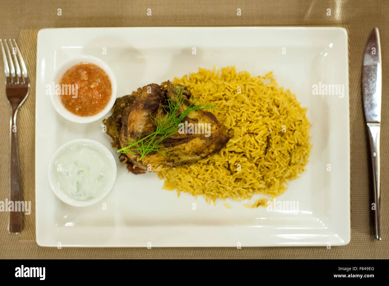 Makbus Dijaj, ein traditionelles omanischen Gericht gebratenes Huhn. Stockfoto