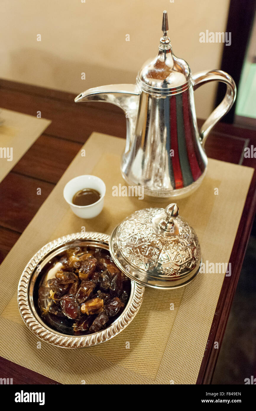 Termine und Kaffee im Bait Al Luban Restaurant in Muscat, der Hauptstadt des Sultanats Oman. Stockfoto