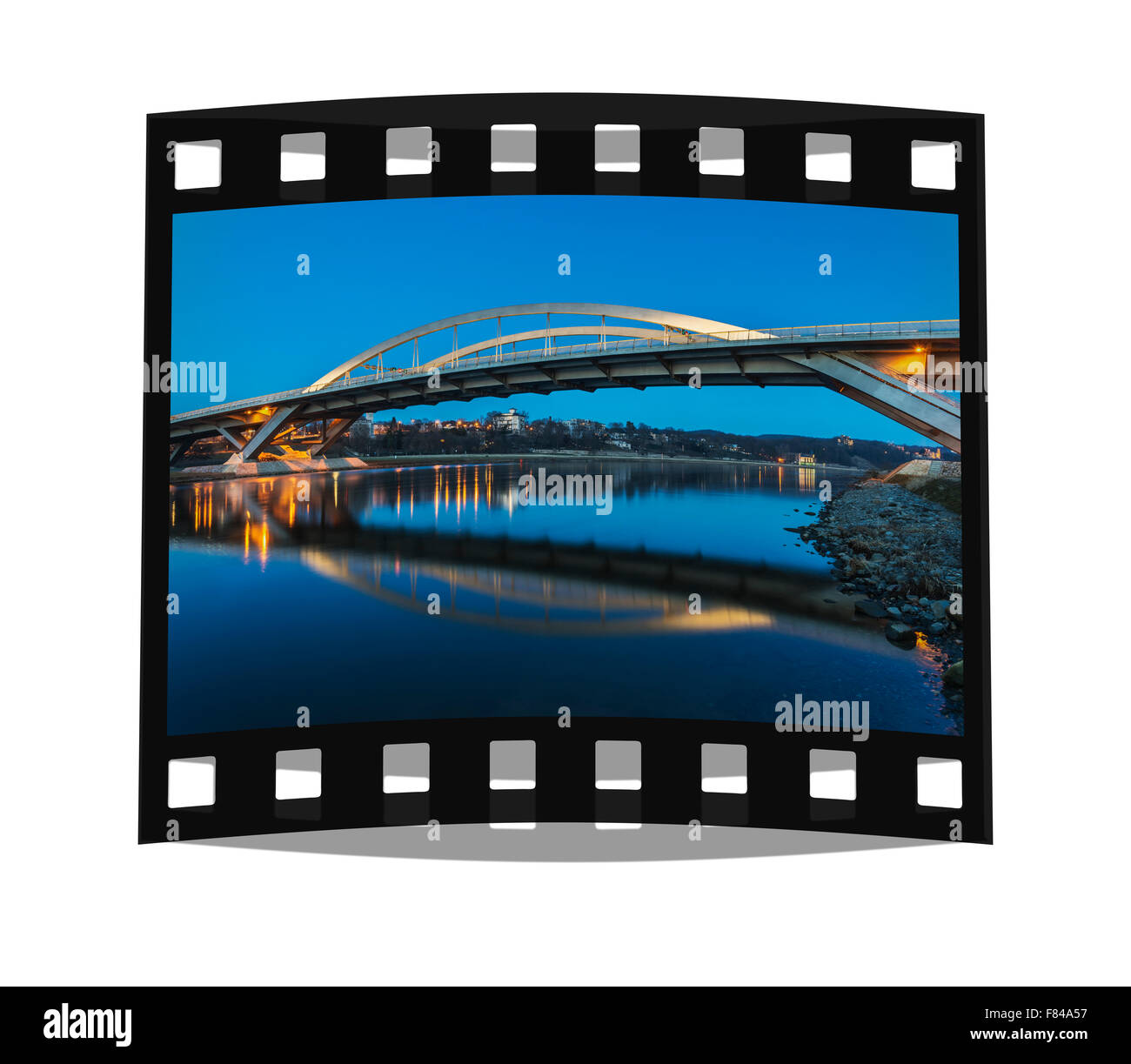 Blick über die Elbe zu Waldschloesschen Bridge, eröffnet 2013, Dresden, Sachsen, Deutschland, Europa Stockfoto