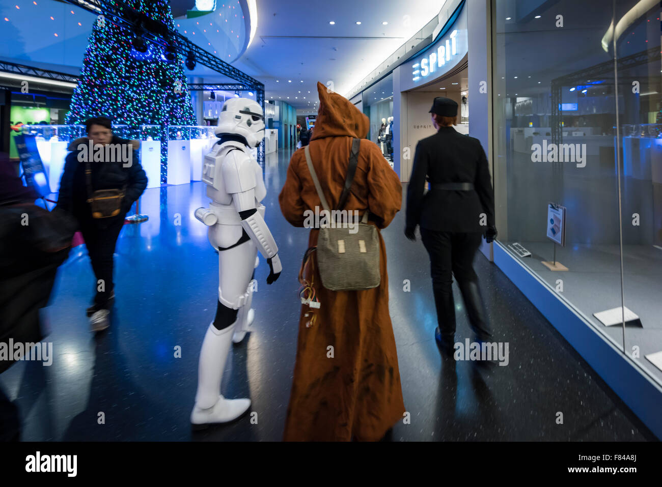 Zürich, Schweiz. 5. Dezember 2015. Mitglieder der Swiss Garrison Star Wars Kostümierung, alle verkleidete als Star Wars-Charaktere sind Fuß über ein Einkaufszentrum in Zürich. Bildnachweis: Erik Tham/Alamy Live-Nachrichten Stockfoto