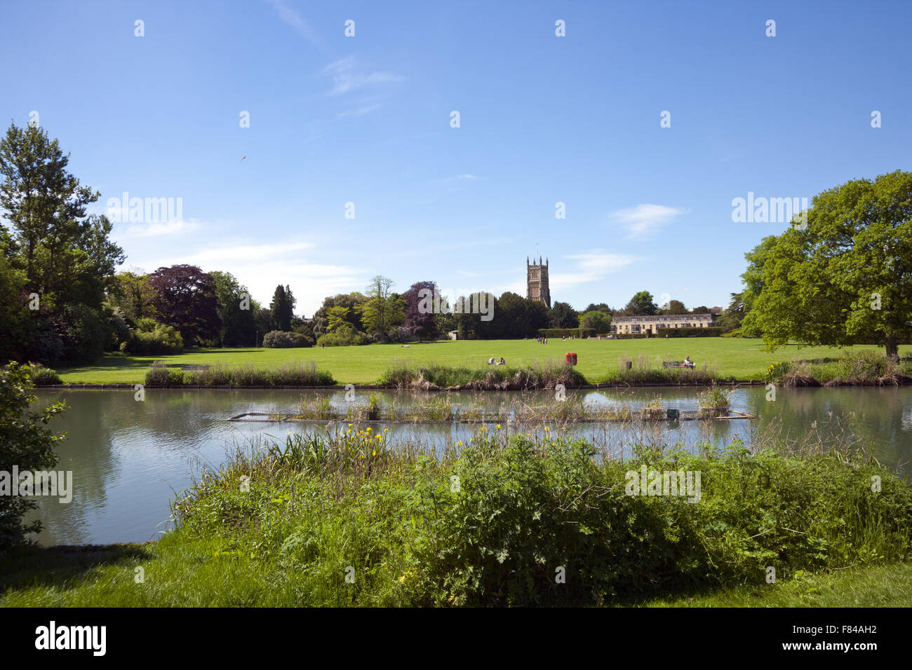 Klosterkirche Turm gesehen über Abtei Gelände in Frühlingssonne, Cirencester, die Cotswolds, Gloucestershire, Großbritannien Stockfoto