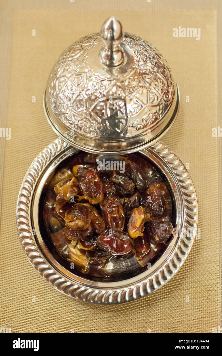 Silber Schale mit Datumsangaben wie mit Kaffee in einem Restaurant in Oman serviert. Stockfoto