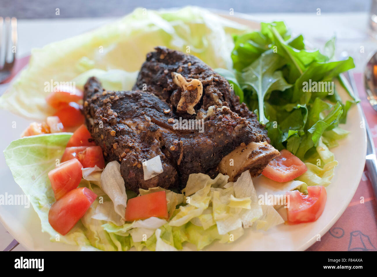 Lamm-Shewa, ein traditionelles omanischen Gericht als serviert das Restaurant Al Maida in Muscat, der Hauptstadt des Sultanats Oman. Stockfoto