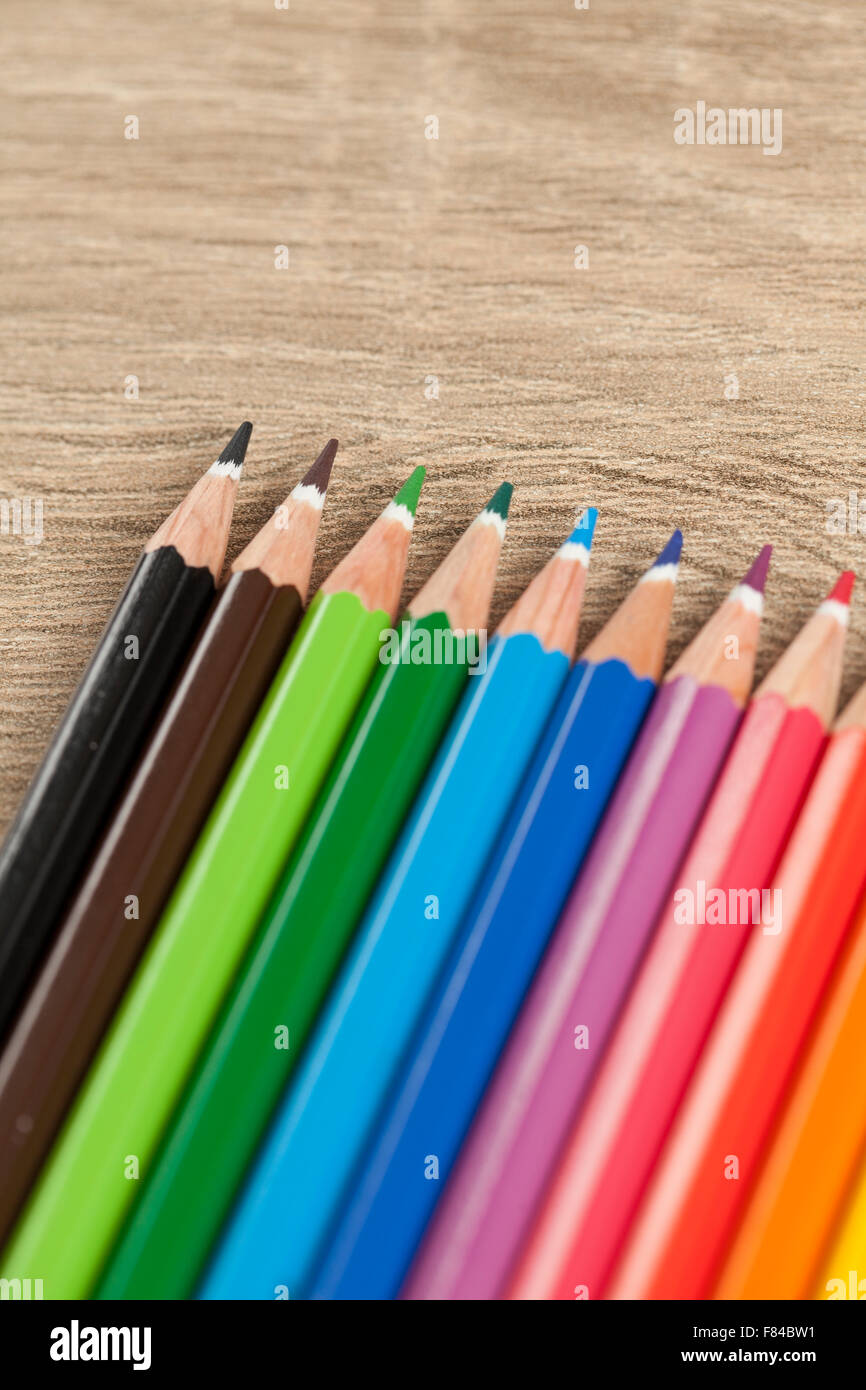 hölzerne Buntstift auf Holztisch hautnah Stockfoto