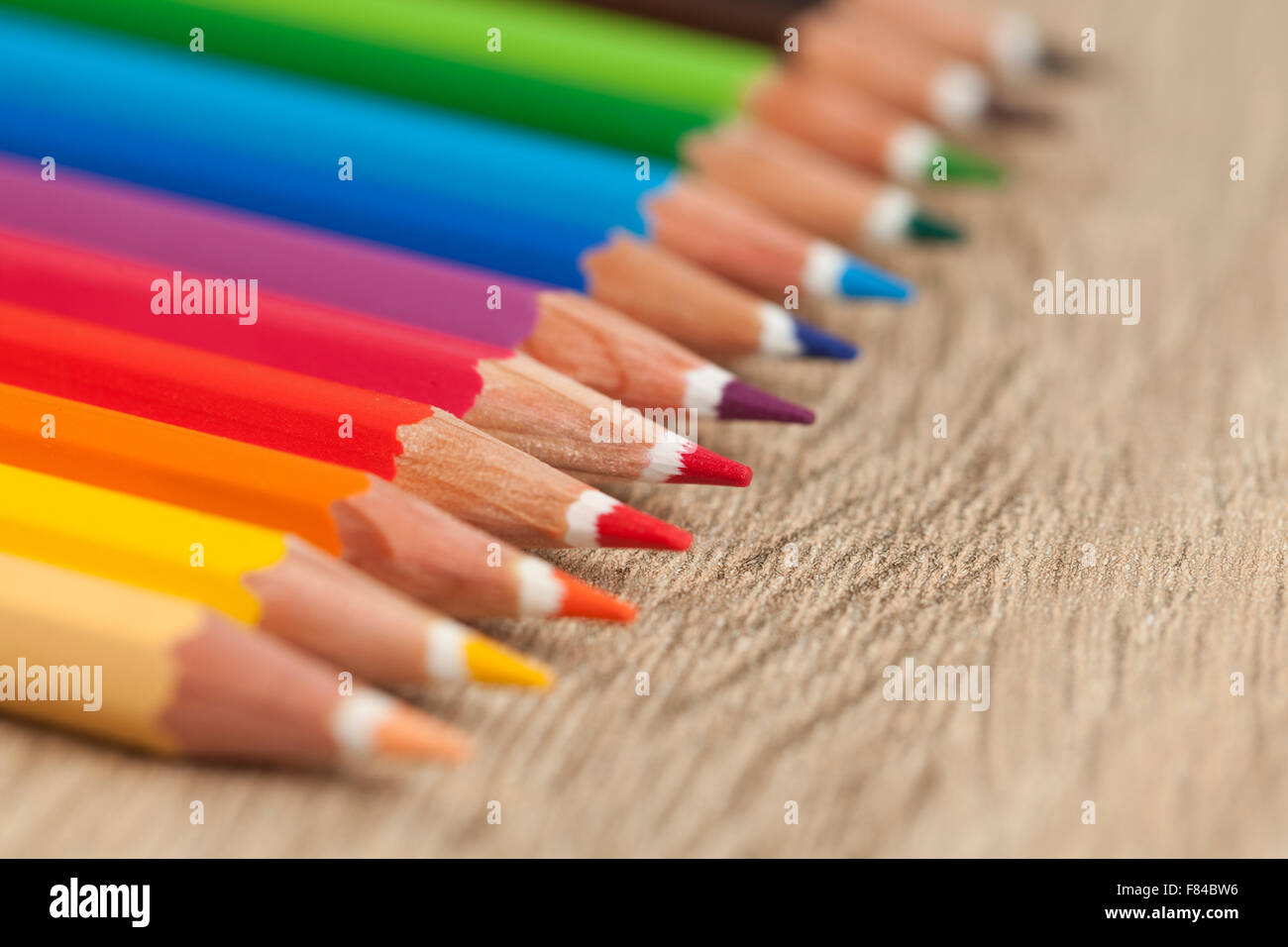 hölzerne Buntstift auf Holztisch hautnah Stockfoto