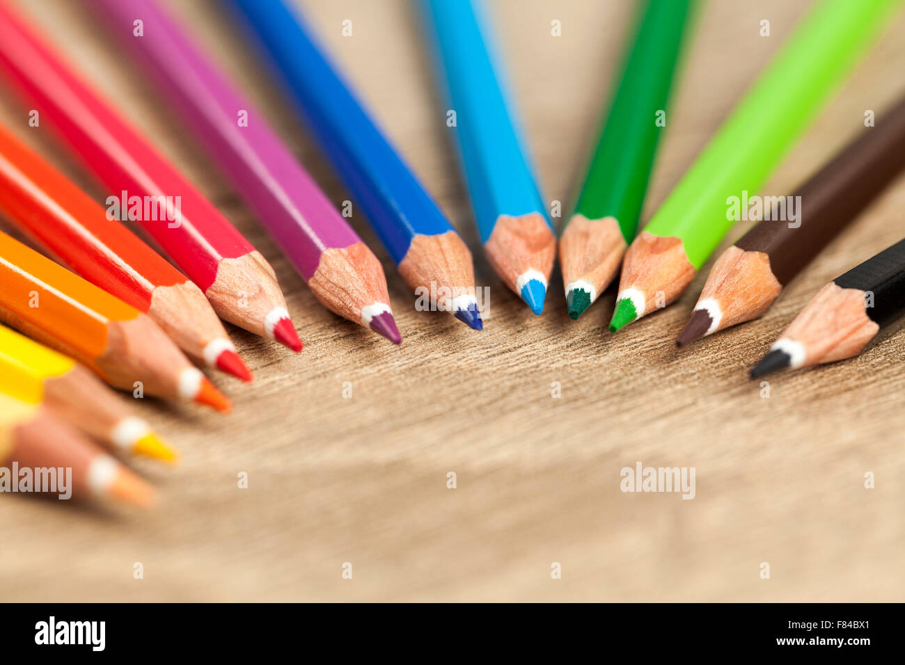 hölzerne Buntstift auf Holztisch hautnah Stockfoto