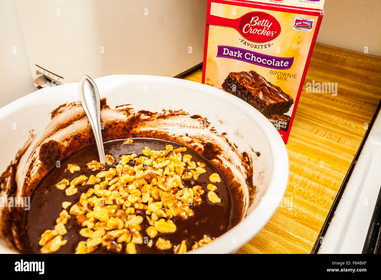 Eine Schüssel von dunklen Schokoladen-Brownies mit Walnüssen bereit, beigemischt werden. Stockfoto