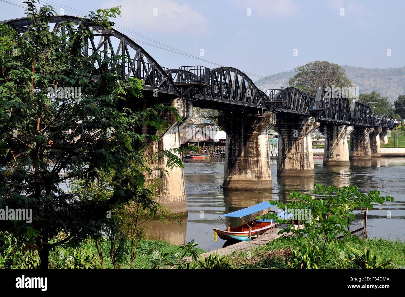 Kanchanaburi, Thailand die legendäre Eisenbahn Brücke am River Kwai bekannt geworden, in dem 1957 Film von David Lean Stockfoto