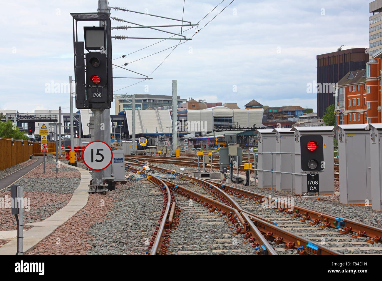 Signal T1708 zusammen mit T1708 CA Anzeige rot Stop Aspekte mit einem 15 km/h Geschwindigkeit Beschränkung Brett unter das Signal. Stockfoto